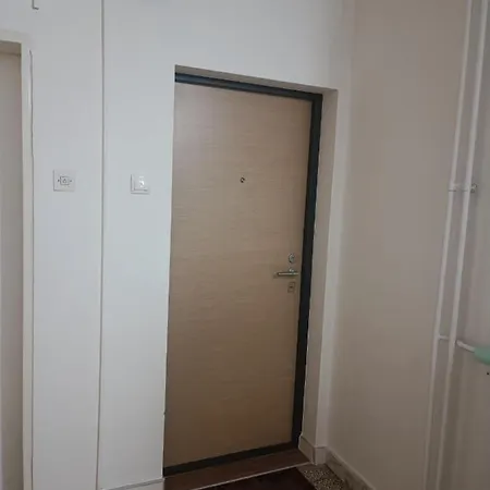 Serbian Home, Gandijeva 162 *